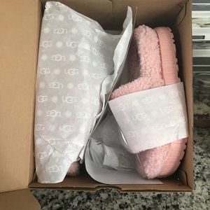 UGG fluffita slippers size 9 Brand new!!